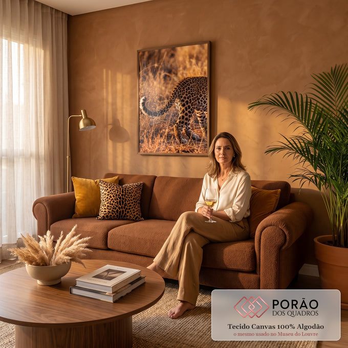 Quadro Decorativo Grande Leopardo Caminhando para Sala | quadros decorativos para sala de estar | leopardo caminhando por grama seca dourada sob luz quente de entardecer | em ambiente 3 | Porao dos Quadros