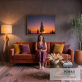 Pinheiro em silhueta ao pôr do sol com lua crescente, montanhas e céu laranja e roxo, quadro decorativo