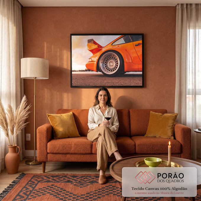 Traseira de carro esportivo laranja com roda cromada raiada e aerofólio ao pôr do sol, quadro decorativo