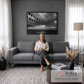 Quadro Decorativo Grande Varal de Fotografias para Sala | quadros decorativos para sala de estar | varal com fotografias presas por pregadores sob céu nublado e mar ao fundo, em preto e branco | em ambiente 3 | Porao dos Quadros