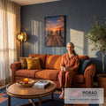 Quadro Decorativo Grande Píer de Madeira Laranja para Sala | quadros decorativos para sala de estar | píer de madeira estendendo-se ao mar sob pôr do sol laranja intenso com nuvens dramáticas | em ambiente 3 | Porao dos Quadros