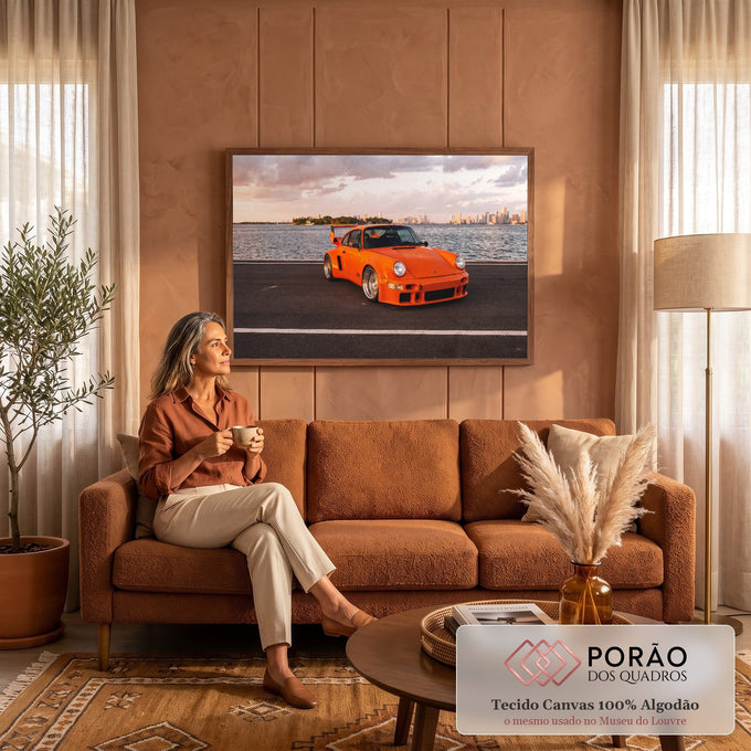 Porsche 911 clássico laranja à beira-mar com o skyline de Miami ao entardecer, quadro decorativo