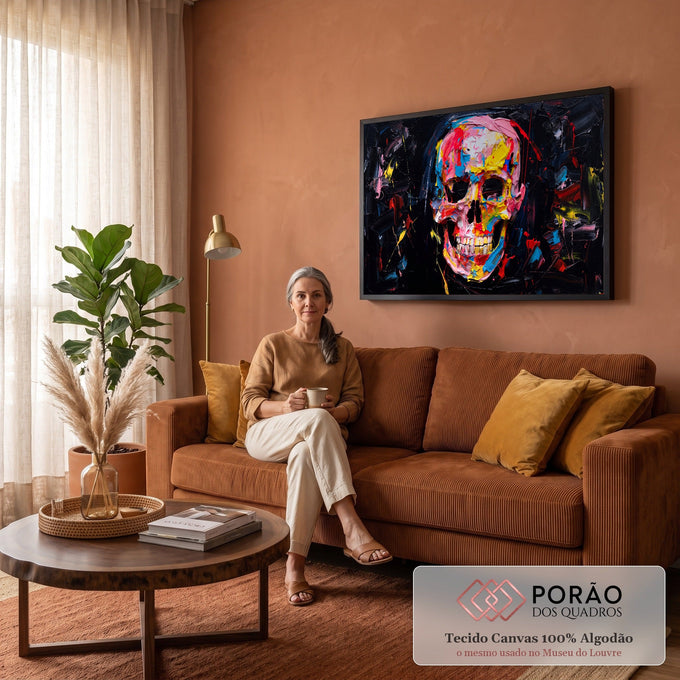 Quadro Decorativo Grande Caveira Colorida Preto para Sala | quadros decorativos para sala de estar | caveira pintada com cores vibrantes e textura grossa sobre fundo preto | em ambiente 3 | Porao dos Quadros