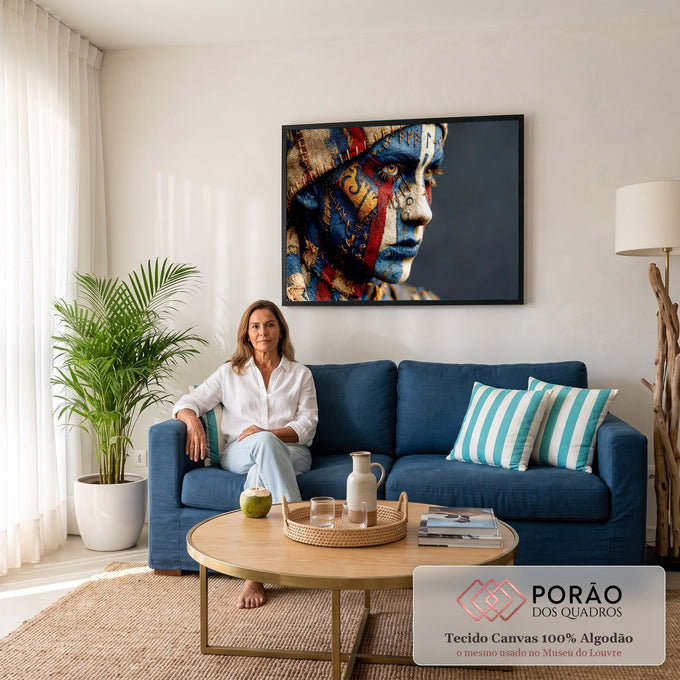 Quadro Decorativo Grande Rosto Tribal para Sala Azul | quadros decorativos para sala de estar | rosto com pintura tribal azul e vermelha, runas douradas e costuras falsas | em ambiente 3 | Porao dos Quadros