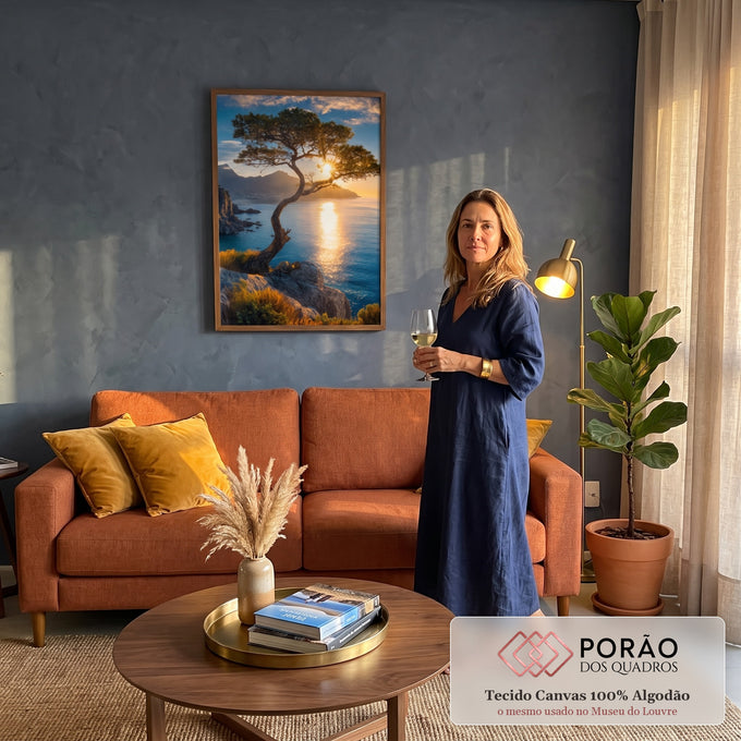 Quadro Decorativo Grande Pinheiro ao Pôr do Sol para Sala | quadros decorativos para sala de estar | pinheiro retorcido sobre falésia com pôr do sol dourado refletido no mar | em ambiente 3 | Porao dos Quadros