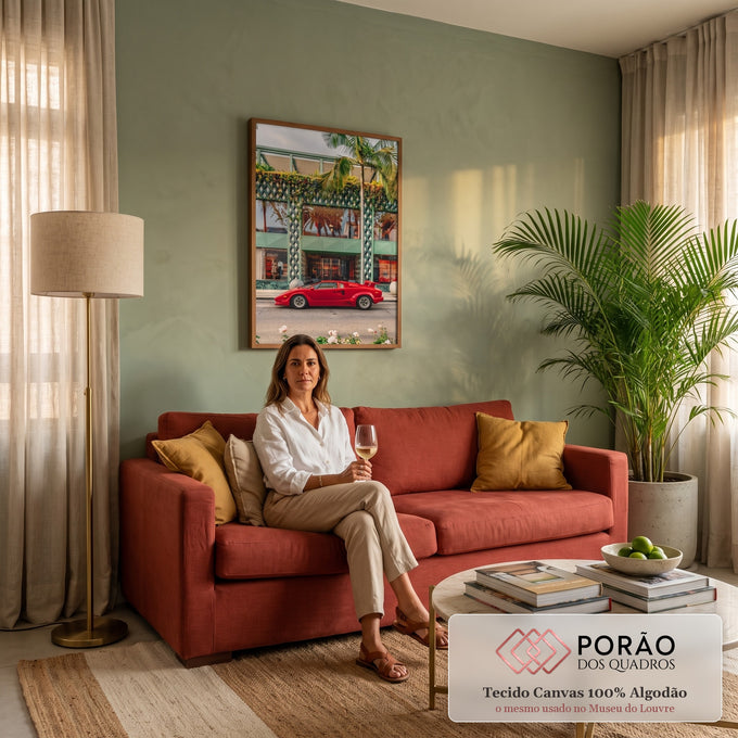 Carro esportivo vermelho clássico em frente a fachada verde com palmeira e flores, quadro decorativo