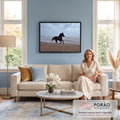 Quadro Decorativo Grande Cavalo Galopando Praia para Sala | quadros decorativos para sala de estar | cavalo preto galopando em praia com ondas e céu nublado ao fundo | em ambiente 3 | Porao dos Quadros