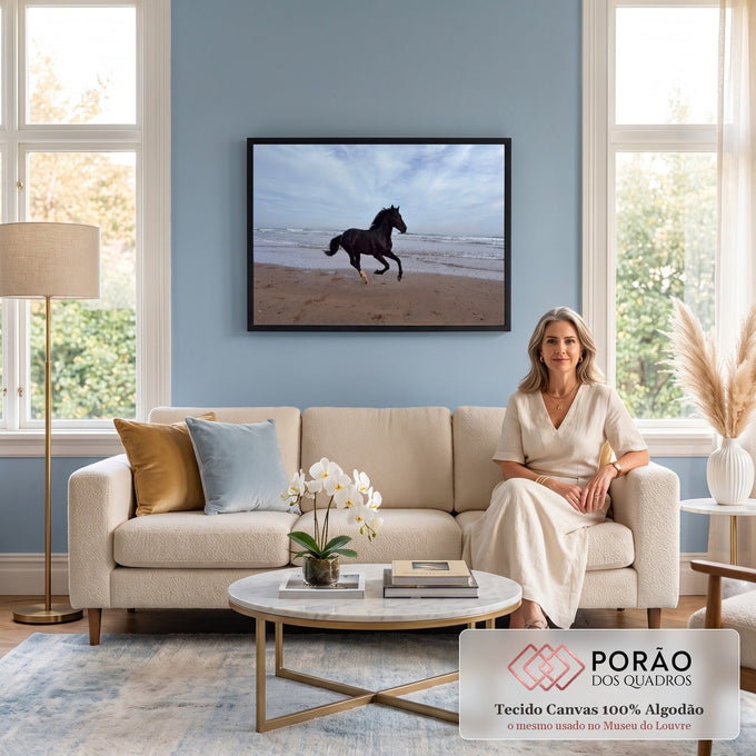 Quadro Decorativo Grande Cavalo Galopando Praia para Sala | quadros decorativos para sala de estar | cavalo preto galopando em praia com ondas e céu nublado ao fundo | em ambiente 3 | Porao dos Quadros