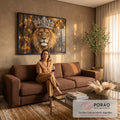 Quadro Decorativo Grande Leão Rei para Sala Dourado | quadros decorativos para sala de estar | leão de frente usando coroa prateada cravejada de diamantes com fundo dourado desfocado | em ambiente 3 | Porao dos Quadros