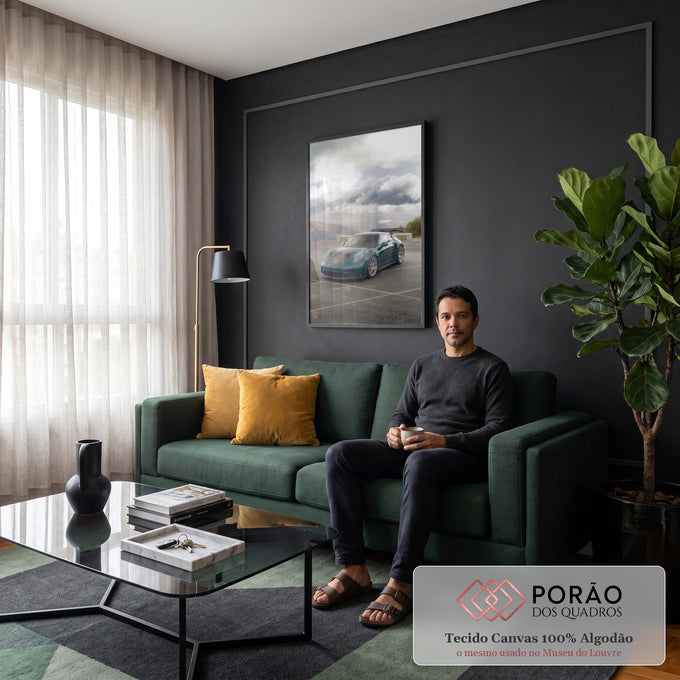 Quadro Decorativo Grande Carro Esportivo para Sala Verde | quadros decorativos para sala de estar | carro esportivo verde escuro com aerofólio preto em mirante de montanha | em ambiente 3 | Porao dos Quadros