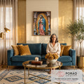 Quadro Decorativo Grande Nossa para Sala Azul | quadros decorativos para sala de estar | Nossa Senhora de Guadalupe em mosaico azul e dourado com mãos em prece | em ambiente 3 | Porao dos Quadros