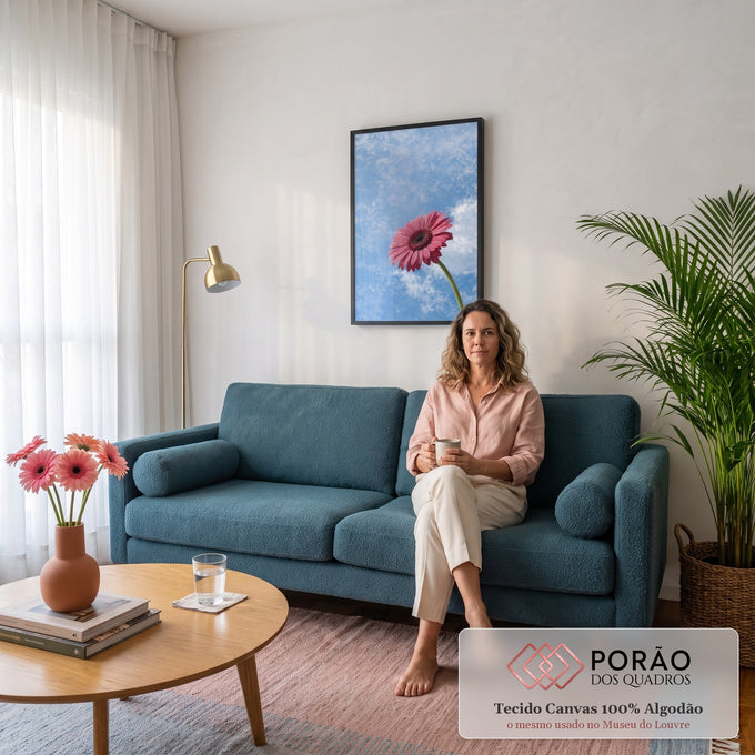 Flor gerbera rosa de caule verde erguida contra céu azul com nuvens brancas, quadro decorativo