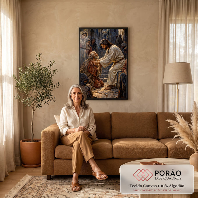 Quadro Decorativo Grande Jesus Cura Mendigo para Sala Bege | quadros decorativos para sala de estar | Jesus com manto branco curando idoso mendigo ajoelhado numa rua de pedra | em ambiente 3 | Porao dos Quadros