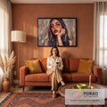Retrato de mulher com óculos de coração, batom vermelho e mão no rosto em pintura a óleo, quadro decorativo