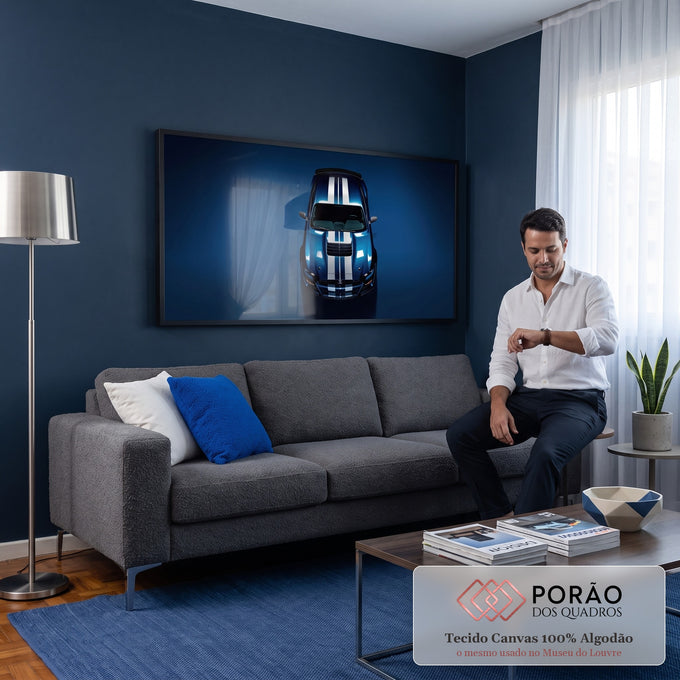 Quadro Decorativo Grande Carro Esportivo Azul para Sala Azul | quadros decorativos para sala de estar | carro esportivo azul com faixas brancas visto de cima em fundo escuro | em ambiente 3 | Porao dos Quadros