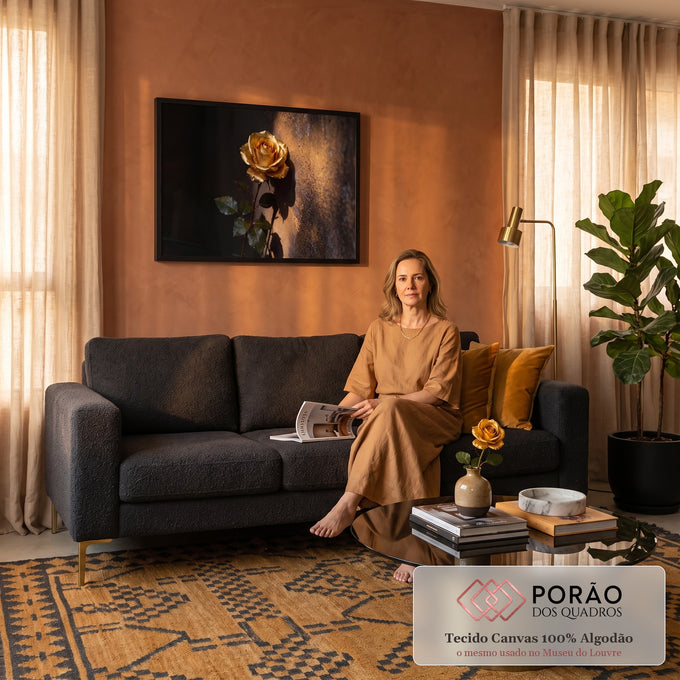 Quadro Decorativo Grande Rosa Dourada para Sala Dourado | quadros decorativos para sala de estar | rosa dourada com gotas de orvalho sobre fundo preto e parede de ferrugem | em ambiente 3 | Porao dos Quadros