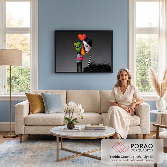 Casal surreal com rostos geométricos coloridos e coração vermelho sobre fundo cinza, quadro decorativo