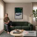 Porsche 911 clássico cinza estacionado em piso de pedras diante de parede coberta de hera, quadro decorativo