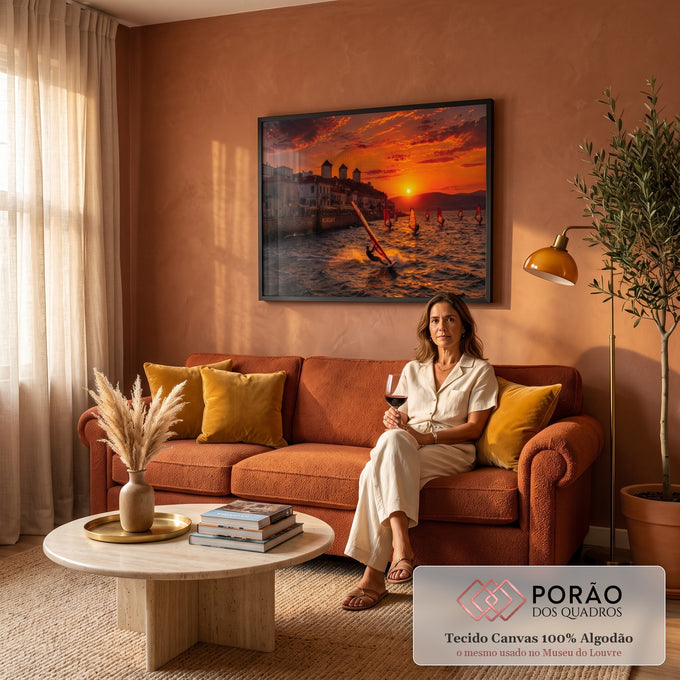 Pôr do sol laranja sobre o mar com windsurfistas, vilarejo e moinhos de vento de Alaçati, quadro decorativo