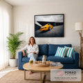 Porsche 911 amarelo visto de trás com rodas douradas sob céu nublado e concreto, quadro decorativo