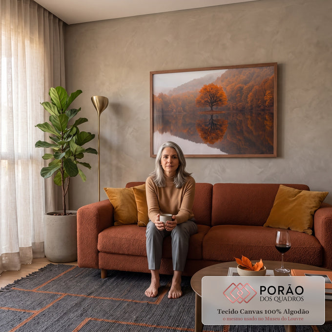 Quadro Decorativo Grande Árvore Solitária Outono para Sala | quadros decorativos para sala de estar | árvore laranja de outono refletida num lago calmo cercado de colinas enevoadas | em ambiente 3 | Porao dos Quadros
