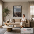 Quadro Decorativo Grande Figura em Manto para Sala Cinza | quadros decorativos para sala de estar | figura de manto branco com cajado diante do mar, cercada por multidão nas rochas | em ambiente 3 | Porao dos Quadros