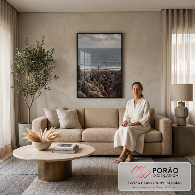 Quadro Decorativo Grande Figura em Manto para Sala Cinza | quadros decorativos para sala de estar | figura de manto branco com cajado diante do mar, cercada por multidão nas rochas | em ambiente 3 | Porao dos Quadros