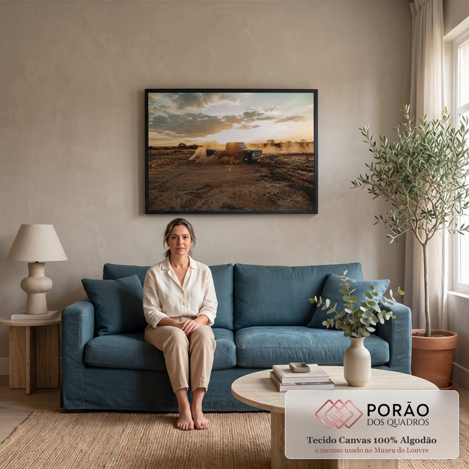 Caminhonete clássica preta levantando poeira em campo de terra ao pôr do sol, quadro decorativo