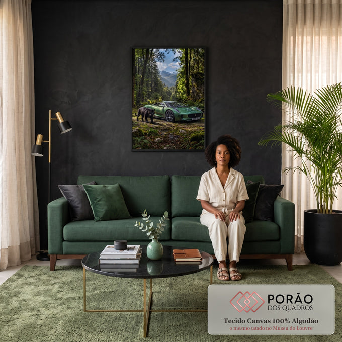 Carro esportivo verde e pantera negra em floresta com montanhas ao fundo, quadro decorativo