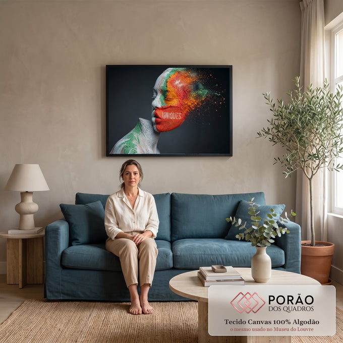Quadro Decorativo Grande Rosto Feminino para Sala Branco | quadros decorativos para sala de estar | perfil feminino pintado em branco, verde, laranja e vermelho se desintegrando em pó colorido | em ambiente 3 | Porao dos Quadros