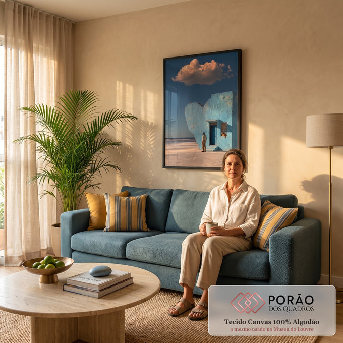 Casa azul em formato de coração na praia com homem, gato laranja e nuvem rosada, quadro decorativo