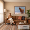Cavalo alazão de cabresto azul em pé na areia diante do mar brilhante, quadro decorativo