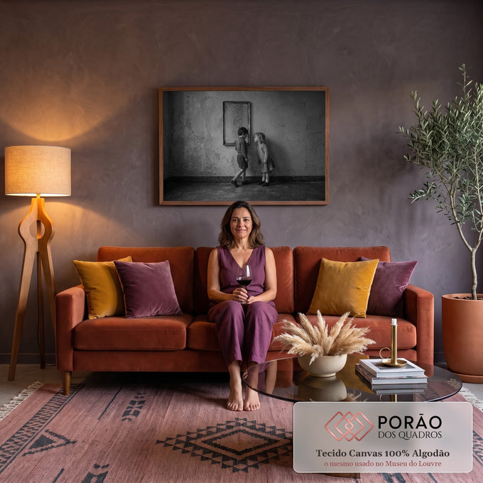Quadro Decorativo Grande Crianças e Espelho para Sala Preto | quadros decorativos para sala de estar | menino e menina se olham diante de espelho antigo com coração desenhado, em preto e branco | em ambiente 3 | Porao dos Quadros