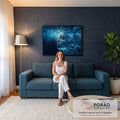 Perfil de mulher de olhos fechados submersa, cabelos virando ondas azuis no fundo do mar, quadro decorativo