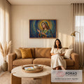 Quadro Decorativo Grande Nossa Senhora Halo para Sala | quadros decorativos para sala de estar | Nossa Senhora em mosaico dourado e azul com mãos em oração | em ambiente 3 | Porao dos Quadros
