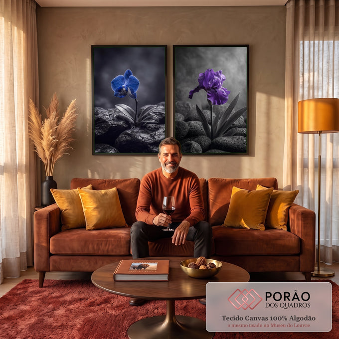 Quadro Decorativo Kit 2 Telas Orquídea e Íris para Sala Azul | quadros decorativos para sala de estar | orquídea azul e íris roxa sobre pedras vulcânicas em fundo preto e branco | em ambiente 3 | Porao dos Quadros
