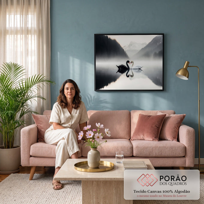 Quadro Decorativo Grande Cisne e Branco para Sala Preto | quadros decorativos para sala de estar | cisne preto e cisne branco formando um coração sobre lago com neblina e montanhas | em ambiente 3 | Porao dos Quadros