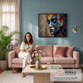 Rosto de mulher de olhos fechados em mosaico azul e vermelho sobre parede craquelada bege, quadro decorativo