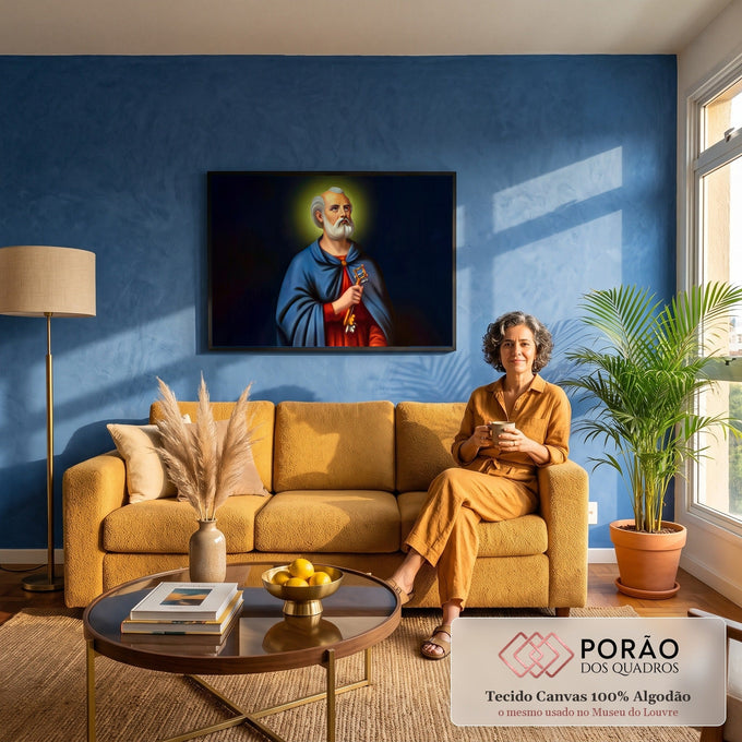 São Pedro apóstolo com auréola, manto azul e chave dourada sobre fundo azul escuro, quadro decorativo