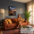 Posto de gasolina retrô no alto da montanha ao pôr do sol com nuvens dramáticas, quadro decorativo