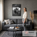 Rinoceronte caminhando na savana sob céu de tempestade em fotografia preto e branco, quadro decorativo
