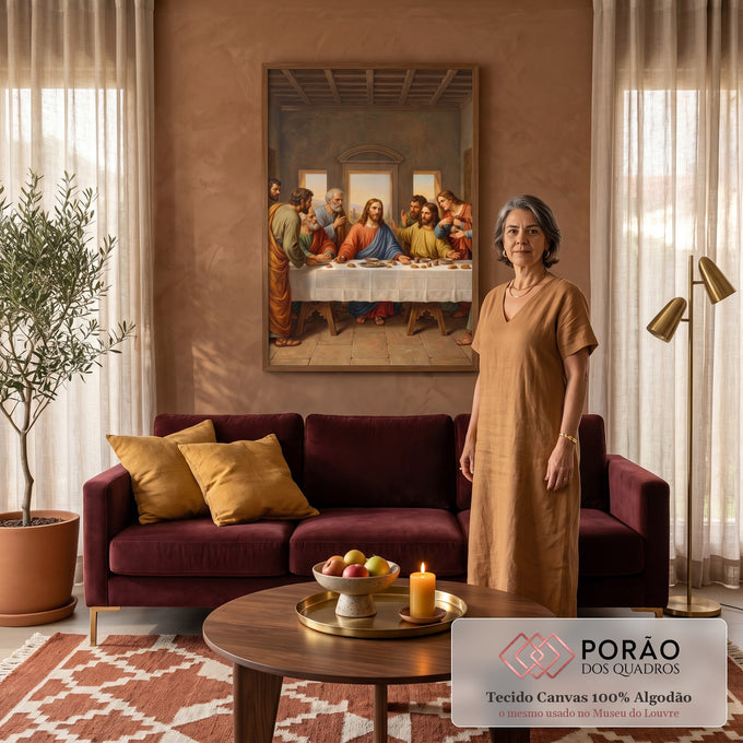 Quadro Decorativo Grande Santa Ceia Marrom para Sala | quadros decorativos para sala de estar | Última Ceia com Jesus e apóstolos reunidos à mesa em tons terrosos e luz dourada | em ambiente 3 | Porao dos Quadros