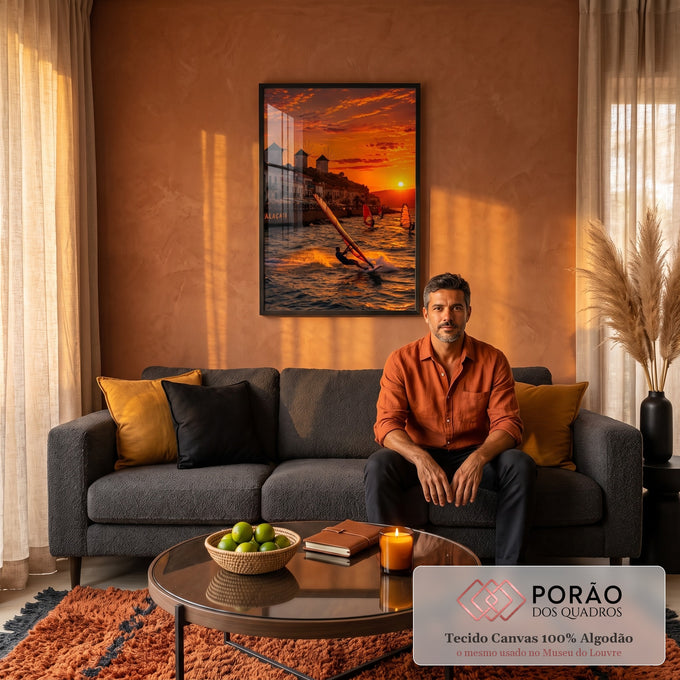 Windsurfistas no mar ao pôr do sol em Alaçati com moinhos de vento e céu laranja, quadro decorativo