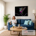 Beija-flor roxo e verde de asas abertas pousado em galho escuro sobre fundo preto, quadro decorativo