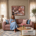 Quadro Decorativo Grande Cerejeira em Flor para Sala Rosa | quadros decorativos para sala de estar | galhos de cerejeira em flor com pétalas rosa contra céu azul | em ambiente 3 | Porao dos Quadros