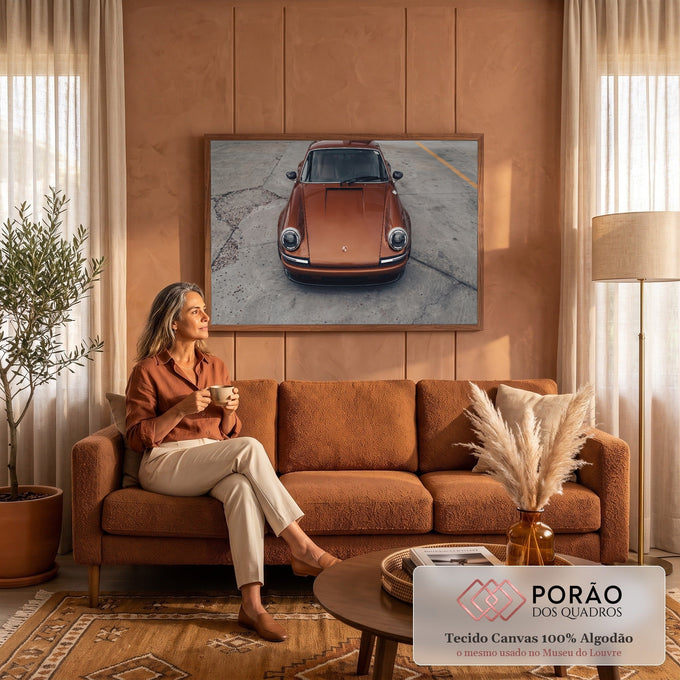 Quadro Decorativo Grande Carro Laranja Metálico para Sala | quadros decorativos para sala de estar | carro esportivo laranja metálico fotografado de frente sobre piso de concreto | em ambiente 3 | Porao dos Quadros