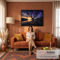 Quadro Decorativo Grande Árvore Seca para Sala Roxo | quadros decorativos para sala de estar | árvore seca silhueta entre pôr do sol dourado e céu noturno roxo estrelado | em ambiente 3 | Porao dos Quadros