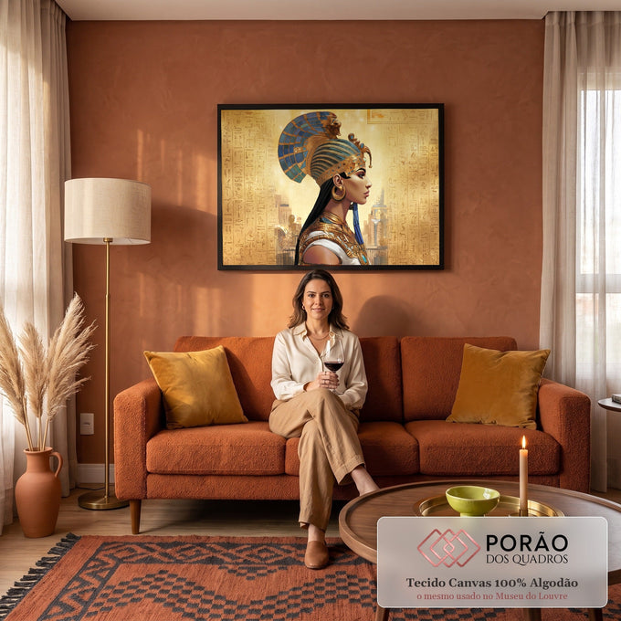 Rainha egípcia de perfil com coroa azul e ouro, joias e hieróglifos ao fundo, quadro decorativo