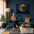 Quadro Decorativo Grande Folha de Monstera para Sala Dourado | quadros decorativos para sala de estar | folha de monstera metálica dourada e bronze sobre fundo azul escuro | em ambiente 3 | Porao dos Quadros