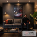 Porsche preto na neve à noite com leopardo-das-neves rugindo e luz vermelha, quadro decorativo